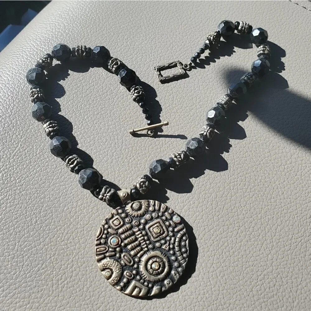 Vintage Women Black & bronze necklace. - Picture 10 of 11